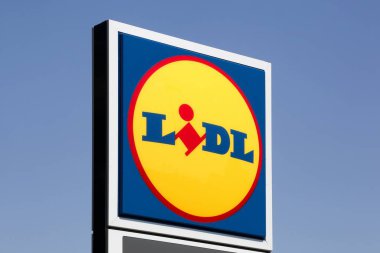Kolding, Danimarka - 16 Ağustos 2020: Lidl, Almanya 'nın Baden-Wurttemberg eyaletinde yer alan ve Avrupa' da 28 ülkede 10 binden fazla mağaza işleten bir Alman küresel indirimli süpermarket zinciri.