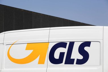 Kolding, Danimarka - 16 Ağustos 2020: bir aracın GLS logosu. Genel Lojistik Sistemleri, Amsterdam merkezli ve 1999 yılında kurulan Hollandalı bir lojistik şirketidir.