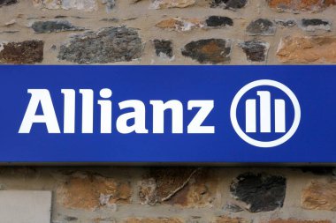 Legny, Fransa - 10 Ekim 2020: duvardaki Allianz tabelası. Allianz, Almanya 'nın Münih şehrinde bulunan bir finans şirketidir.