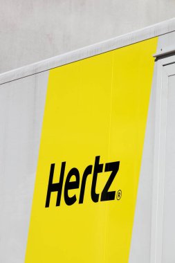 Aarhus, Danimarka - 25 Ağustos 2019 Hertz logosu bir kamyonda. Hertz, dünya çapında 145 ülkede uluslararası konumları olan bir araba kiralama şirketi.