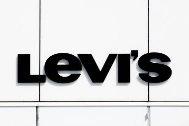 Villefontaine, Fransa - 13 Eylül 2019: Duvardaki Levi Strauss logosu. Levi Strauss, 1853 'te kurulmuş özel bir Amerikan giyim şirketidir ve Levi marka kot pantolonu ile dünya çapında tanınır.