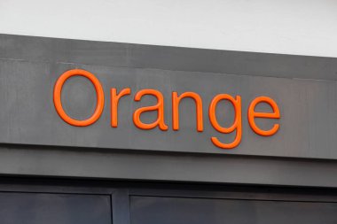 Bourg, Fransa - 26 Temmuz 2023: Duvardaki turuncu logo. Orange, eski adıyla France Telecom, Fransız çokuluslu telekomünikasyon şirketi.