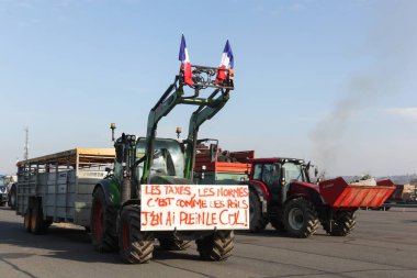 Villefranche sur Saone, Fransa - 31 Ocak 2024: Fransa 'daki Villefranche Limas gişesinde çiftçiler otoyol gösterileri ve trafiğini engelliyor