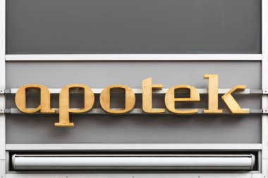 Danca 'da Apotek denilen bir duvarda eczane işareti var.