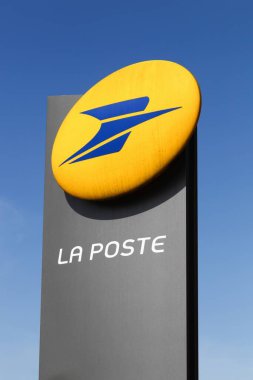 Belleville, Fransa - 15 Mart 2020: La Poste, Fransa 'nın başkenti Fransa' da faaliyet gösteren bir posta şirketidir.