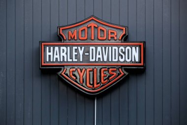 Fontaine, Fransa - 16 Haziran 2019: duvardaki Harley-Davidson logosu. Harley Davidson, 1903 yılında Milwaukee, Wisconsin 'de kurulan bir Amerikan motosiklet üreticisi.