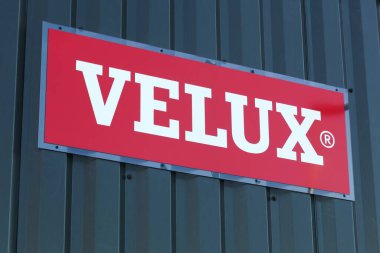 Saint Georges, Fransa - 21 Ocak 2024: Duvardaki Velux logosu. Velux, pencere ve tavan pencerelerinde uzmanlaşmış Danimarkalı bir şirket.