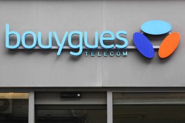 Voiron, Fransa - 1 Haziran 2018: Bouygues Telecom logosu bir mağazanın duvarında. Bouygues Telecom, Fransız bir cep telefonu ve internet hizmet sağlayıcısı şirketidir.