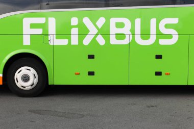 Aarhus, Danimarka - 16 Haziran 2018 Flixbus otobüsü bir istasyonda. Flixbus, Avrupa 'da şehirler arası otobüs hizmeti sunan bir markadır.