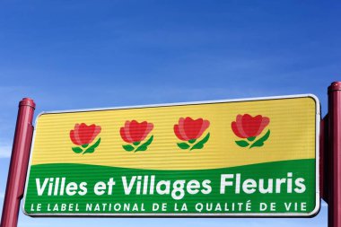 Chatillon sur Chalaronne, Fransa - 13 Şubat 2024: Fransa 'da çiçek açan şehir ve köylerin yol işareti