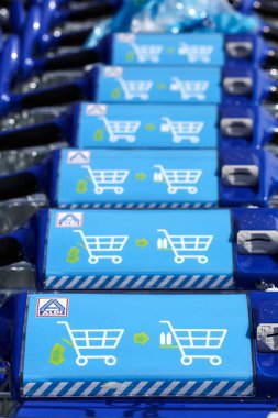 Anse, Fransa - 23 Mayıs 2021: Aldi alışveriş arabası. Aldi, 18 ülkede 10 binden fazla mağazası olan küresel indirimli bir süpermarket zinciri.