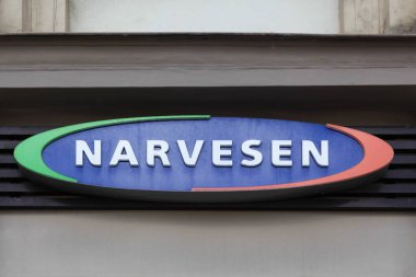Riga, Letonya, 26 Mayıs 2024 Narvesen logosu. Narvesen, Norveç 'in en büyük perakendecilerinden biri olan ve ülke çapında 370 mağazası bulunan bir gazete bayii-market zinciri.