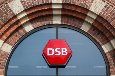 Kopenhag, Danimarka - 6 Mayıs 2023: Kopenhag merkez istasyonunun DSB logosu. DSB Danimarka 'nın en büyük tren işletme şirketi ve İskandinavya' nın en büyük şirketidir.