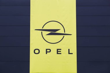 Villefranche, Fransa - 25 Şubat 2024: Duvardaki Opel logosu. Opel, merkezi Russelsheim, Almanya 'da bulunan Alman otomobil üreticisi ve 1 Ağustos 2017' den beri Groupe PSA 'nın yan kuruluşudur.
