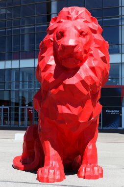 Decines, Fransa - 13 Haziran 2019 Olympique Lyon Amblemi. Olympique Lyon, Lyon merkezli bir Fransız futbol kulübüdür. Fransa 'nın en yüksek futbol ligi olan Ligue 1' de oynamaktadır.