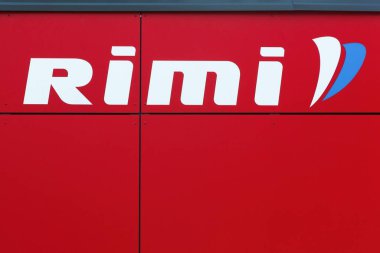 Riga, Letonya - 26 Mayıs 2024: Duvardaki Rimi Baltık logosu. Rimi Baltic, Letonya 'nın Riga kentindeki Baltık devletlerinde büyük bir perakende operatörü.