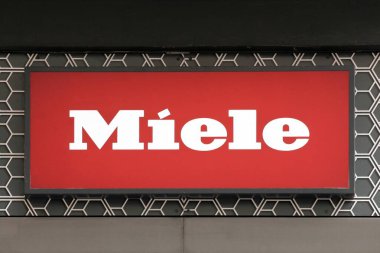 Aarhus, Danimarka - 6 Ağustos 2023: bir binanın logosu. Miele, Almanya merkezli üst düzey ev aletleri, ticari teçhizat ve teçhizat üreticisi bir Alman.