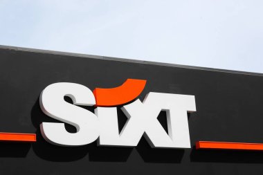 Kopenhag, Danimarka - 6 Mayıs 2023: Duvarda altı logo. Sixt, 105 'ten fazla ülkede yaklaşık 4 bin yeri bulunan çok uluslu bir Avrupa araba kiralama şirketi.