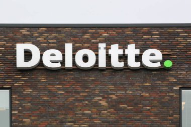 Odense, Danimarka - 8 Kasım 2021: Deloitte logosu bir duvarda. Deloitte, dünyanın en büyük dört muhasebe şirketinden biri ve gelir açısından en büyük profesyonel hizmet ağıdır.