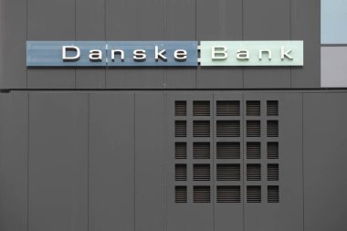 Aarhus, Danimarka - 25 Temmuz 2020: Danimarka 'daki Danske banka binası. Danske bankası, Danimarka 'nın en büyük bankası ve Kuzey Avrupa bölgesinde büyük bir perakende bankasıdır.