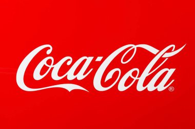 Decines, Fransa - 13 Haziran 2019: Bir sepetin üzerinde Coca Cola logosu. Coca cola gazlı bir meşrubattır. The Coca-Cola Company of Atlanta, Georgia tarafından üretilmektedir.