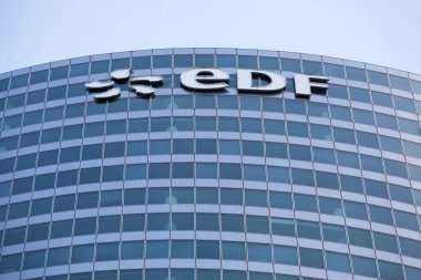 Paris, Fransa - 11 Kasım 2019: EDF logosu. EDF, merkezi Fransa 'nın başkenti Paris' te bulunan Fransız bir elektrik şirketi.