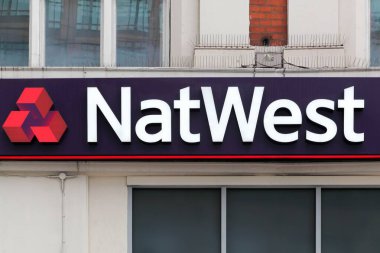 Londra, Birleşik Krallık - 25 Eylül 2019: Duvardaki Natwest logosu. NatWest adıyla National Westminster Bankası, İngiltere 'de Londra merkezli büyük bir perakende ve ticari bankadır.