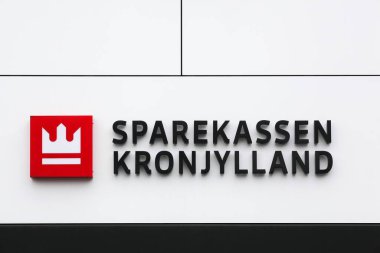 Daha Garip, Danimarka - 29 Mart 2024 Sparekassen Kronjylland logosu bir duvarda. Sparekassen Kronjylland Randers, Danimarka merkezli bölgesel bir bankadır.