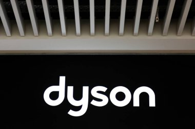 Lyon, Fransa - 9 Aralık 2021: duvardaki Dyson logosu. Dyson Singapurlu çok uluslu bir teknoloji şirketi.