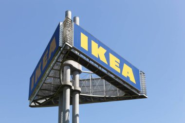 Kiel, Almanya - 4 Haziran 2016: IKEA tabelası. IKEA, mobilya monte etmeye hazır ürünler satan, tasarım yapan çok uluslu bir şirket grubudur. IKEA, 46 ülkede 353 mağaza işletiyor.