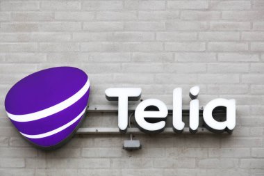 Odense, Danimarka - 4 Nisan 2018: Duvardaki Telia logosu. Telia, İsveç ve Finlandiya 'da baskın telefon şirketi ve cep telefonu operatörüdür.