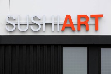 Gariptir, Danimarka - 29 Mart 2024: duvardaki SushiArt logosu. SushiArt şu anda Danimarka 'da 12 mağazadan oluşan bir suşi zinciri.