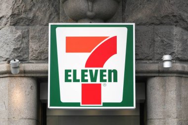 Kopenhag, Danimarka - 28 Ağustos 2018: 7-Eleven logosu duvarda. 7-Eleven, uluslararası bir market zinciri olup öncelikli olarak bayilik olarak işletilmektedir.
