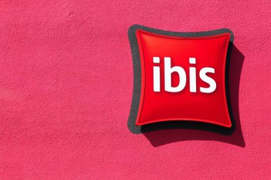 Macon, Fransa - 21 Ağustos 2015: Ibis otel işareti kırmızı bir duvar. Ibis otel Accorhotels tarafından bir holding şirketi sahibi bir uluslararası otel şirketidir