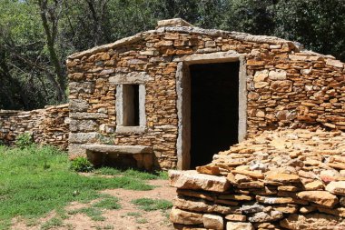 Saint Cyr au Mont, Fransa 'da Fransız dilinde Caborne denilen eski ve tipik bir taş kulübe.