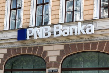 Riga, Letonya - 26 Mayıs 2024: Duvardaki PNB Banka logosu. PNB Banka, Letonya 'nın en eski ticari bankalarından biriydi.
