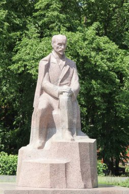 Riga, Letonya - 26 Mayıs 2024: Letonyalı şair Janis Rainis anıtı Riga, Letonya 'daki Esplanade parkında yer aldı