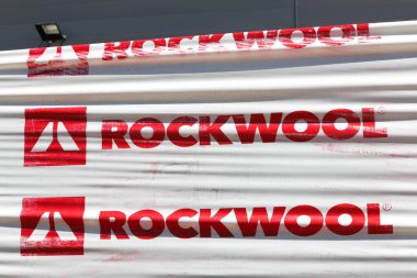 Gleize, Fransa- 14 Nisan 2024: inşaat alanında Rockwool tabelası. Danimarkalı bir şirket olan Rockwool, enerji tasarruflu inşaat çözümlerinin lideri.