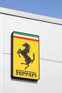 Limonest, Fransa - 6 Eylül 2020 Ferrari logosu bir satıcının cephesinde. Ferrari, İtalya 'nın Maranello şehrinde bulunan lüks bir spor otomobil üreticisi.