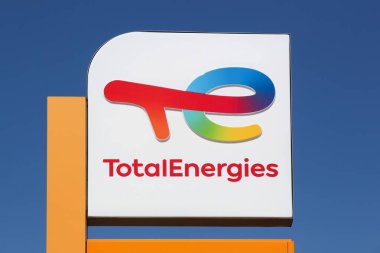 Villefranche, Fransa - 9 Nisan 2022: TotalEnergies, elektrik üretimi ve dağıtımı alanlarında faaliyet gösteren Fransız bir uluslararası elektrik şirketi.