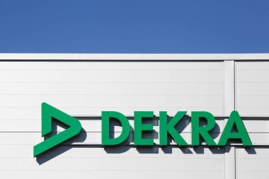 Horsens, Danimarka - 15 Mart 2025: duvarda Dekra logosu. Dekra 1925 yılında Berlin, Almanya 'da kurulan bir araç teftiş şirketidir. Dekra dünyanın en büyük üçüncü teftiş şirketi.