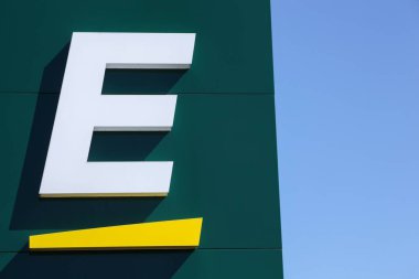 Aarhus, Danimarka - 17 Nisan 2022: Avrupa logosu panelde. Europcar, 1949 yılında Paris 'te kurulan bir Fransız araba kiralama şirketi.