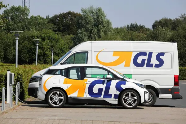 Kolding, Danimarka - 16 Ağustos 2020: Otoparktaki GLS araçları. General Logistics Systems, Amsterdam merkezli Hollandalı bir lojistik şirketidir.