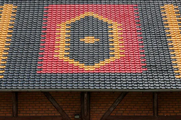 Saint Etienne des Oullieres, Beaujolais, Fransa 'daki Boulodrome' un polikrom çatısı