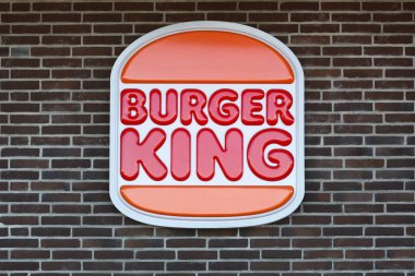 Vejle, Danimarka - 15 Mart 2025: Duvardaki Burger King logosu. Burger King küresel bir hamburger fast food restoranı zinciri.