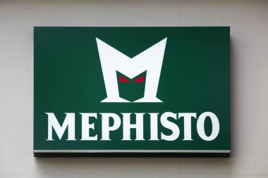 Berlin, Almanya - 13 Temmuz 2020: Duvardaki Mephisto logosu. Mephisto, 1966 yılında kadın ve erkek ayakkabıları ve 2003 yılından beri aksesuar ve giysi üreten bir Fransız şirketidir.