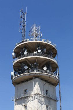 Mont Cindre 'deki radyo kulesi, Saint-Cyr-au-Mont-d' Or Fransa, Lyon yakınlarında.