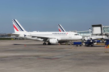 Paris, Fransa - 5 Nisan 2025: Air France uçağı Paris Roissy havaalanında. Air France Fransa 'nın bayrak taşıyıcısıdır ve merkezi Tremblay-en-France' dır.