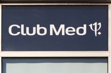 Lyon, Fransa - 18 Temmuz 2018: Duvardaki Club Med logosu. Club Med ve Club Mediterranee, merkezi Fransa 'da bulunan ve her şeyi kapsayan tatillerde uzmanlaşmış bir Çin şirketi.