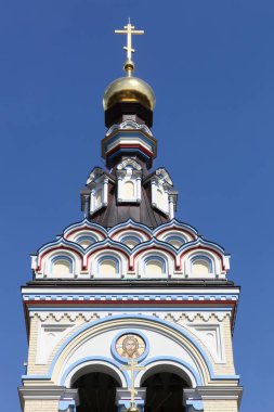 Letonya, Jurmala 'daki Kazan Hanım' ın kilisesinin tepesinde.